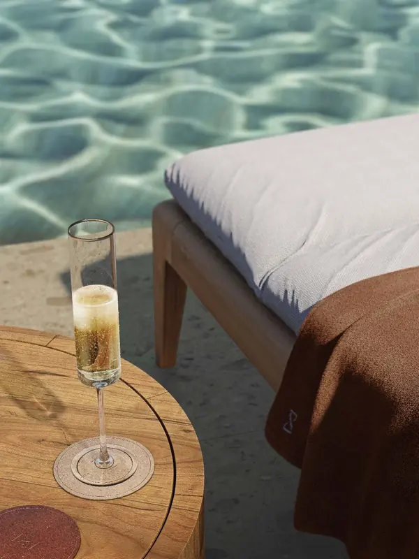 Serviço Emiliano à beira da piscina, com champanhe