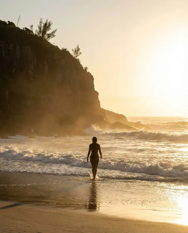 Fim de tarde na Praia Brava, em Itajaí, cenário do Tempo by Müze