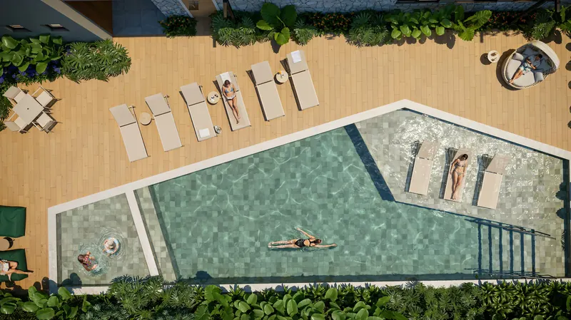 Vista aérea das piscinas adulto e infantil com deck do Casa Tua Santos Ferreira